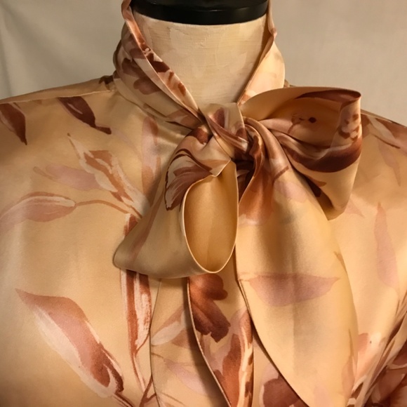 Doncaster long sleeve silk blouse, pale pink with dusty rose floral deign, size6 - Picture 4 of 8